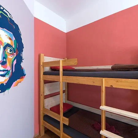 Elf Vandrerhjem Prag